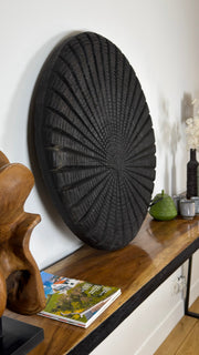 Disque Mural Sculpté en Bois Noir – Pièce d'Art Ethnique & Contemporaine