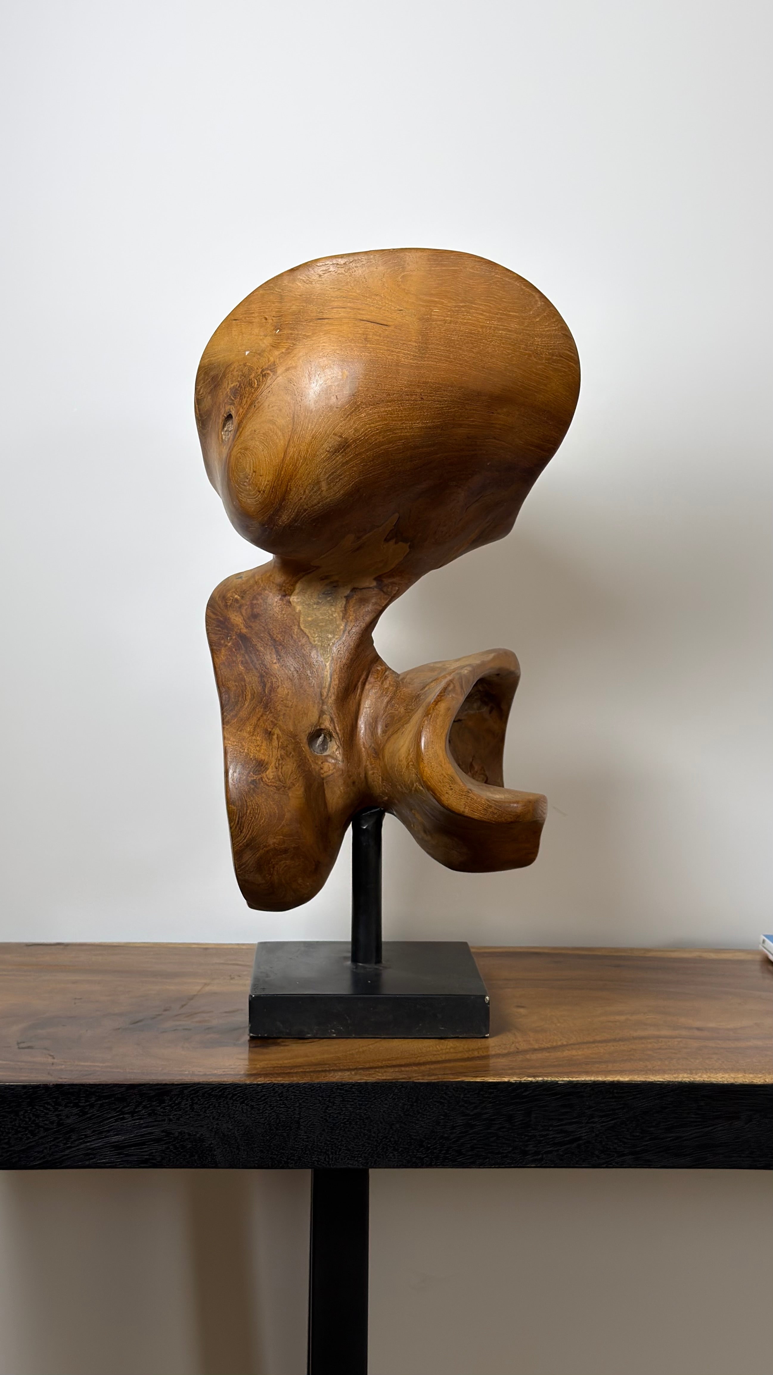 Sculpture Abstraite en Bois de Teck sur Socle Métallique