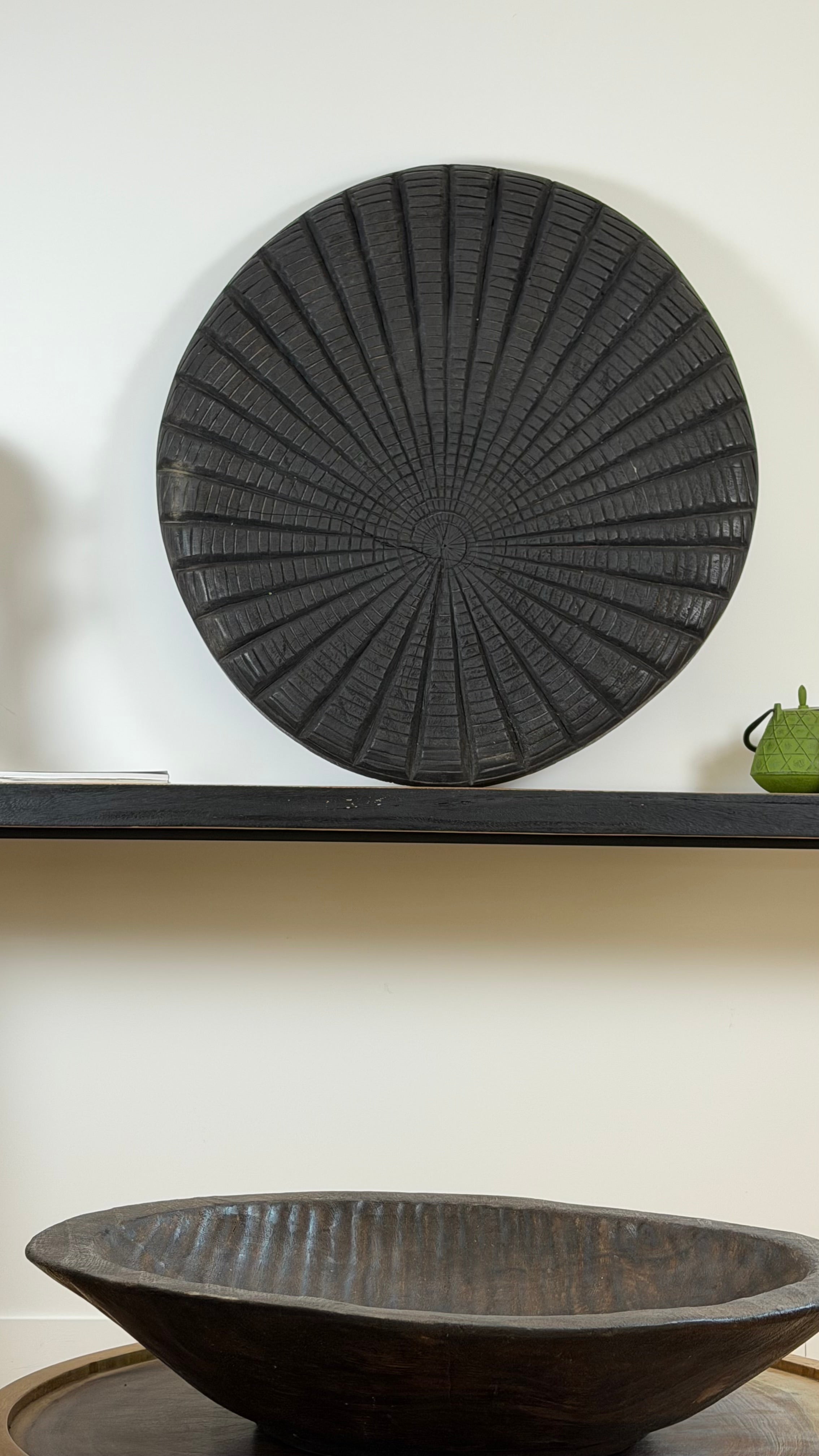 Disque Mural Sculpté en Bois Noir – Pièce d'Art Ethnique & Contemporaine