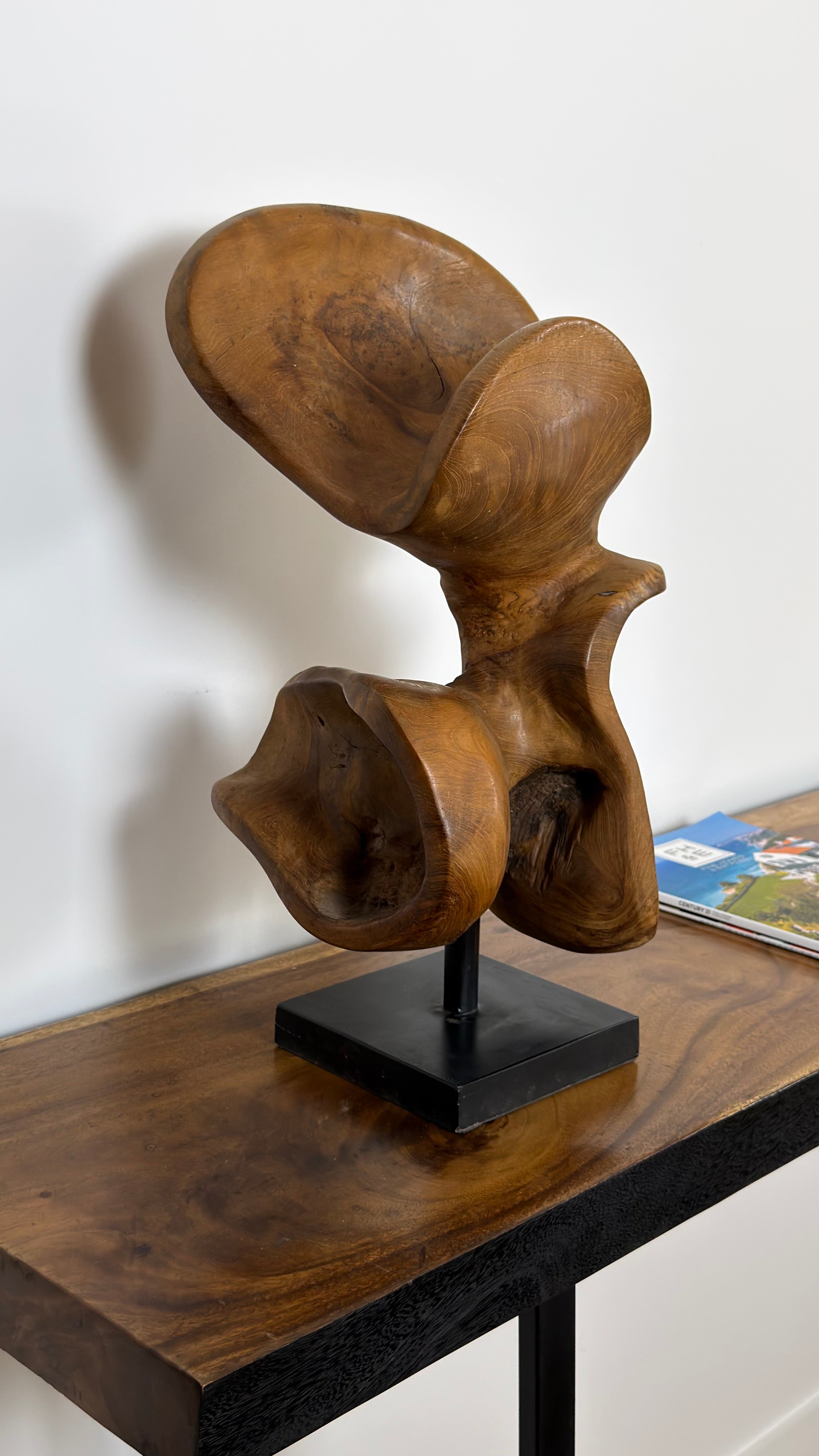 Sculpture Abstraite en Bois de Teck sur Socle Métallique
