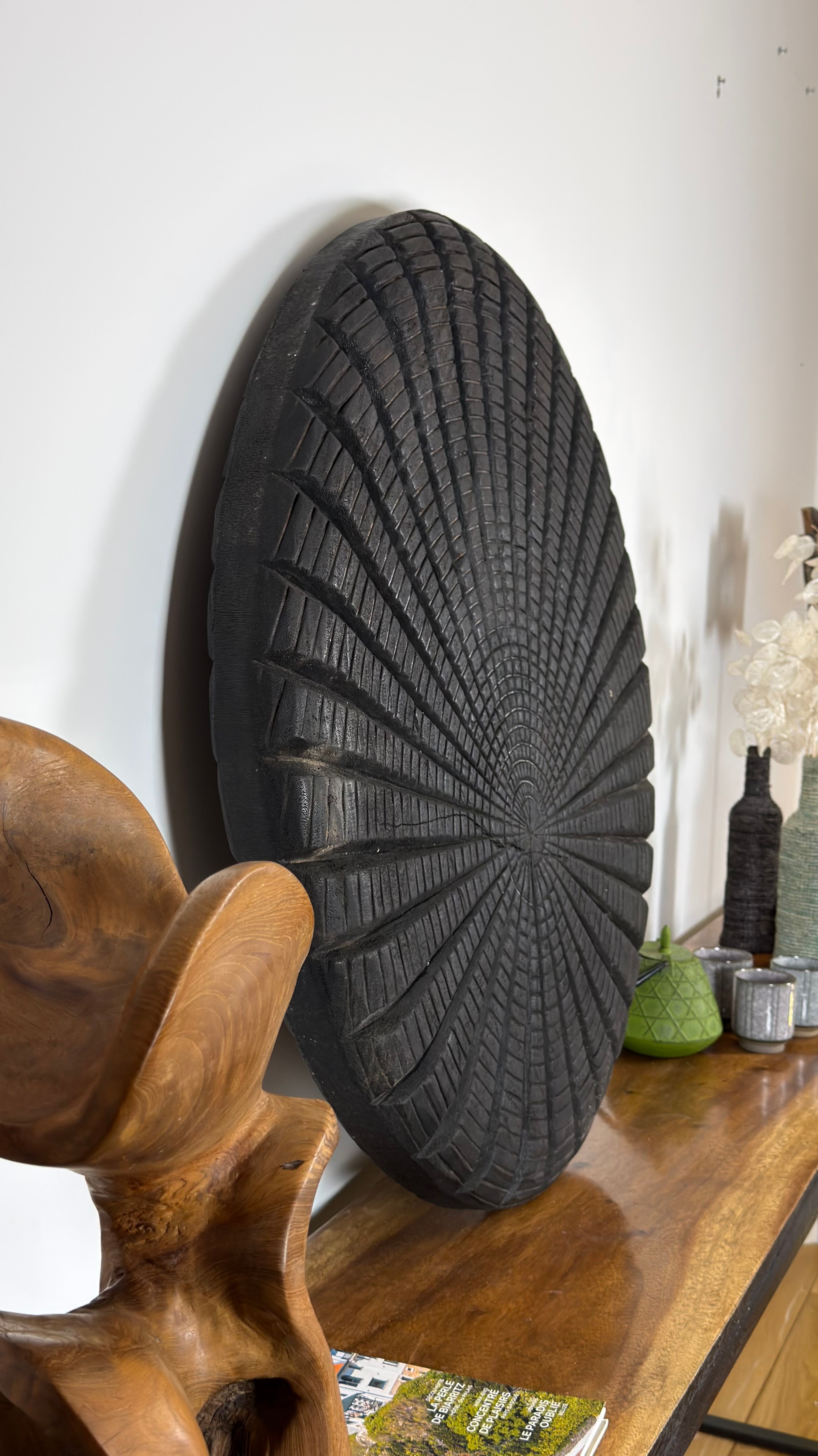 Disque Mural Sculpté en Bois Noir – Pièce d'Art Ethnique & Contemporaine